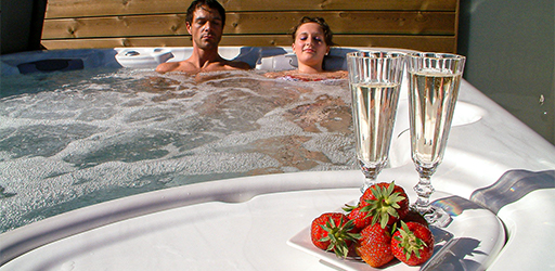Genieten van champagne met aardbeien in de Jacuzzi van de Relax's Sauna -en Wellness Suite
